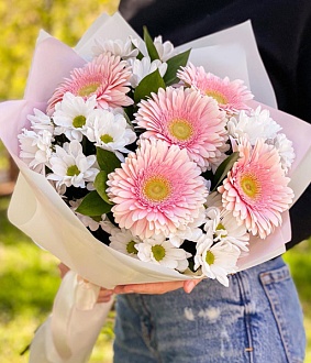 Милый букет с хризантемами и герберами "Солнечный зайчик"