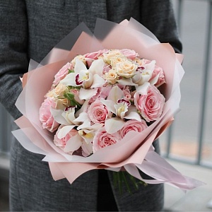 Букет с розами "Нежная вуаль"