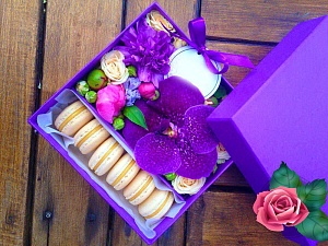 Фото Коробочка с макаронс и цветами №63