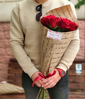 Милый букет из 7 розочек на 8 марта