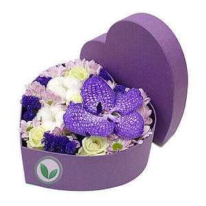 Фото Коробка с розами, хризантемами и орхидеей "Тихий шепот"
