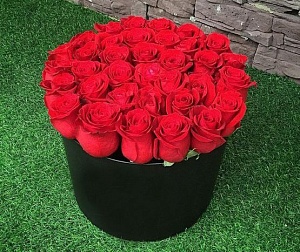 Фото Коробка из 35 голландских роз