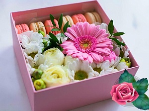 Фото Коробочка с цветами и макаронс №139