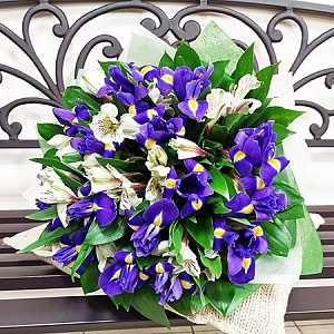 Ирисы и альстромерии "Синий шар"