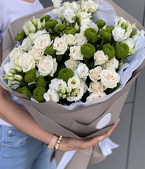 Хризантемы с кустовыми розами и эустомой "Солидный презент"