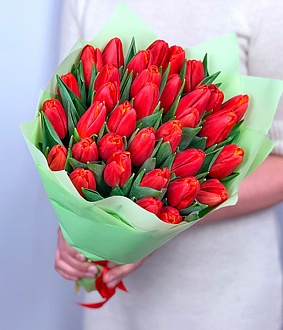 Яркие тюльпаны в букете "Магия утра"