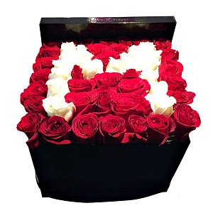 Фото Коробка с буквами из роз