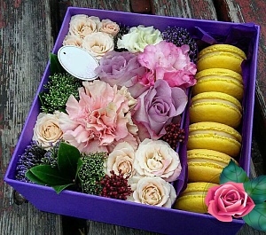 Фото Коробочка с макаронс и цветами №161