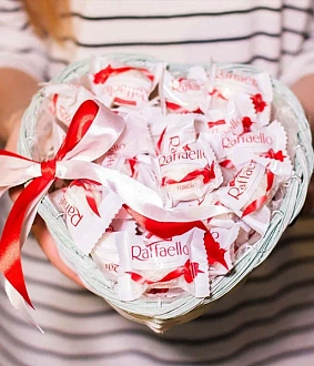 Композиция в форме сердца с Raffaello