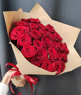 Букет из ярко-красных роз в крафте