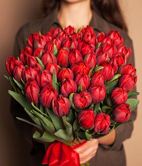 Классический букет из 61 красного пионовидного тюльпана
