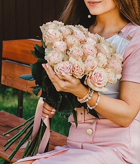 Букет из 25 кремовых роз "Блум"