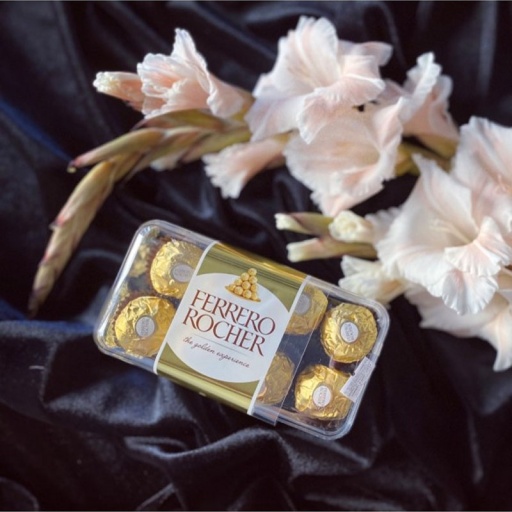 Маленькая коробка конфет "Ferrero Rocher"
