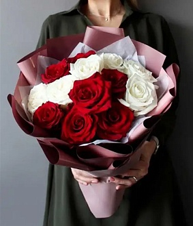 Яркий букет из красных и белых роз от флориста