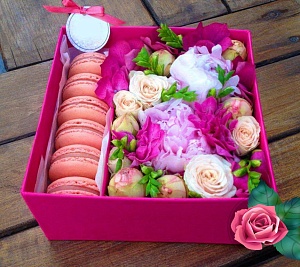 Фото Коробочка с макаронс и цветами №154