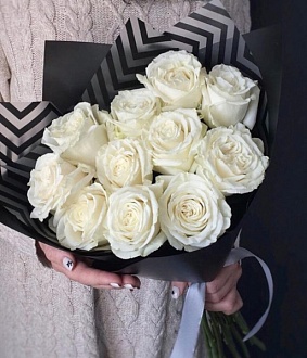 Необычный букет с розами "Сливочный айсберг"