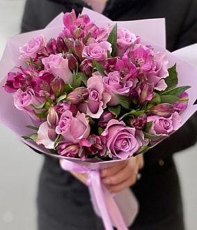 Букет из розы и альстромерии "Сиреневый дождь"