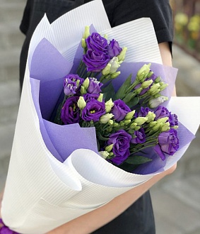 Красивый букет из фиолетовой эустомы