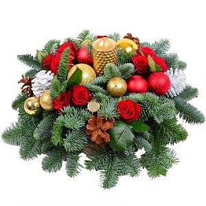 Новогодняя композиция из нобилиса и свечей