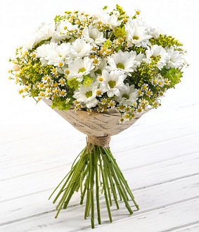 Букет с хризантемами и ромашками "Изящная красота"