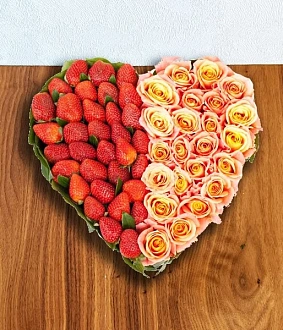 Фото Сердце из роз Мисс Пигги и клубники