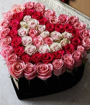 Коробочка из нежных роз "Magic Flower"