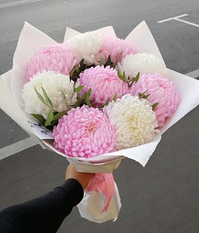 Нежный букет из хризантем в оформлении