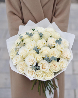 Нежный букет из 33 роз "Lilly"