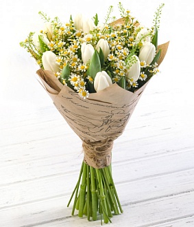 Композиция из тюльпанов и ромашек "Начало весны"