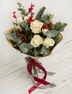 Новогодняя композиция с еловыми шишками