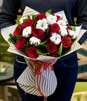 Розы в букете с хлопком "Романтичный вечер"