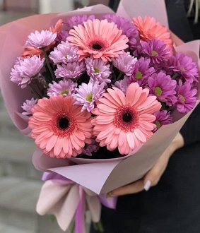 Шикарный букет из гербер и хризантем