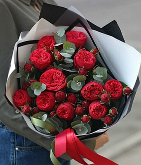 Прекрасный букет из пионовидных роз "Strong Style"