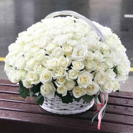 Большая корзина из 101 белой розы