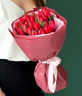 Милый букет из 25 тюльпанов в красивом оформлении