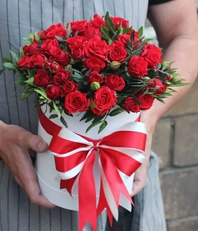 Стильная коробочка с красными кустовыми розами