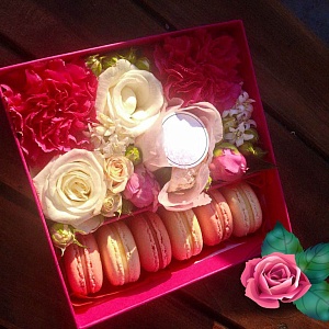Фото Коробочка с макаронс и цветами №69
