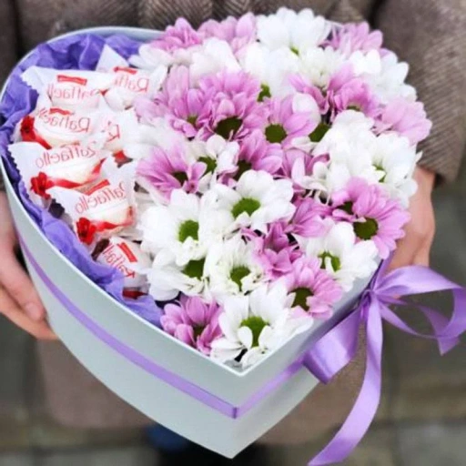 Фото Коробочка "Аромат восхищения" с хризантемами и Raffaello