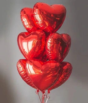 Охапка из красных шаров-сердец