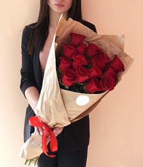 Фото Букет из 15 высоких роз в крафте