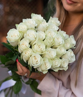 Фото Классические розы в букете "Свежий снег"