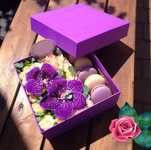 Фото Коробочка с макаронс и цветами №71