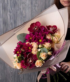 Букет с орхидеями "Бордо"