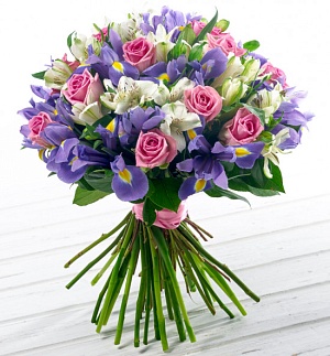 Ирисы с розами и альтромериями "Улыбка лета"