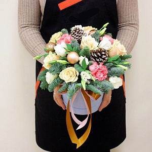 Новогодняя композиция в коробке с цветами