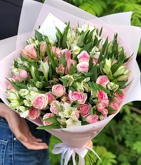 Букет из розовых роз и альстромерий "Признание"