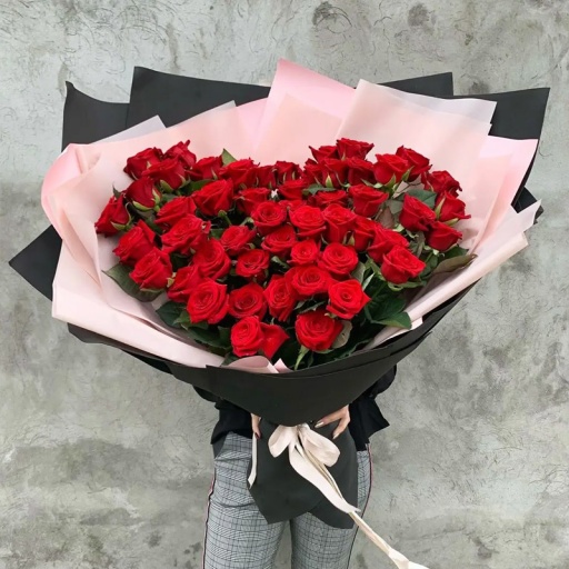 Композиция из 69 роз красного цвета