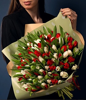 Фото Впечатляющий букет из 101 красного и белого тюльпана