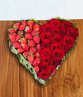 Фото Сердце из красной розы с клубникой