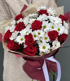 Фото Микс-букет из роз и хризантем "Красная Москва"